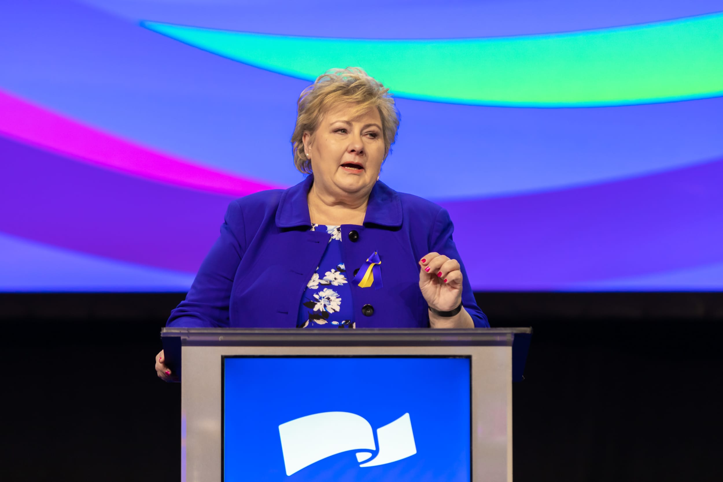 Leder Erna Solberg på scenen under Høyres landsmøte 2022.